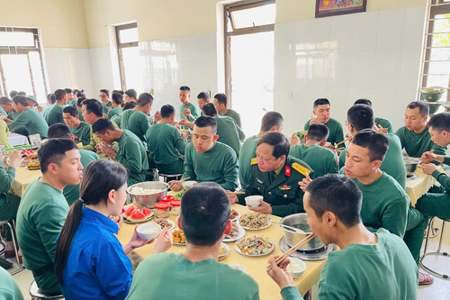 Bữa cơm ấm lòng người lính trẻ