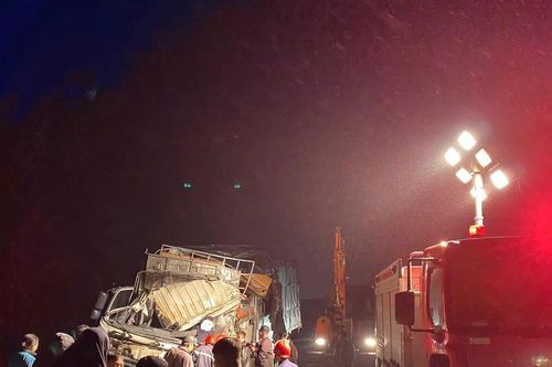 Kịp thời cứu tài xế bị mắc kẹt trong ca bin sau vụ tai nạn