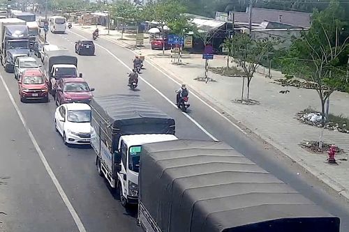 Phương tiện chen chúc 'bò' qua cầu Rạch Miễu