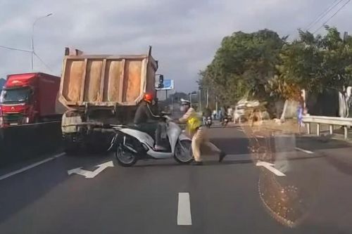 Khởi tố quái xế đâm xe vào CSGT, 'thông chốt' đo nồng độ cồn