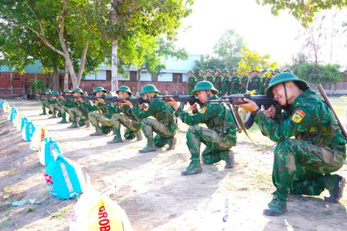 Chiến sĩ mới trên thao trường nắng gió