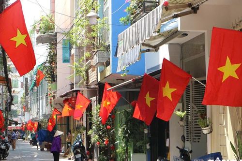 TP HCM ngập tràn cờ đỏ sao vàng trước ngày Giỗ Tổ Hùng Vương