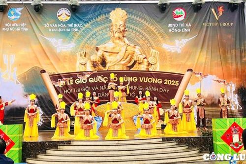 Phụ nữ Hà Tĩnh gói bánh chưng dâng Quốc Tổ Hùng Vương, lan tỏa giá trị truyền thống