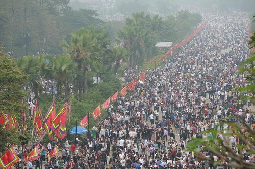 Biển người đổ về đền Hùng trước ngày chính lễ giỗ Tổ