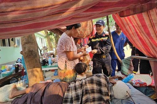 Công an Việt Nam chia sẻ nhu yếu phẩm và thuốc men cho bệnh nhân Myanmar