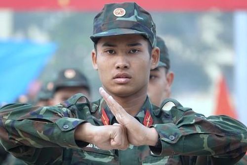 Hàng nghìn quân nhân trẻ rèn tập chào mừng ngày trọng đại của Trường Sĩ quan Lục quân 1
