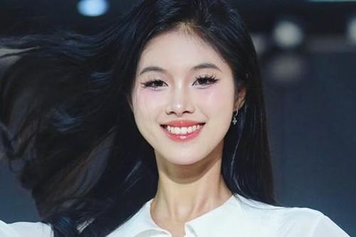 Thí sinh Hoa hậu Việt Nam khoe chân dài trên sàn tập catwalk