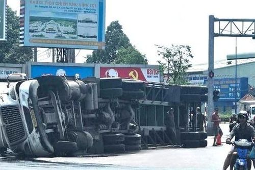 Xe đầu kéo container lật 'phơi bụng' giữa vòng xoay ở Bình Dương
