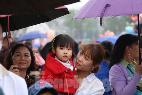 Bất chấp mưa giông, hàng nghìn người đổ về xem đua thuyền rồng trên Đất Tổ