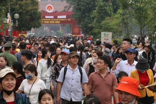 Biển người về Đền Hùng