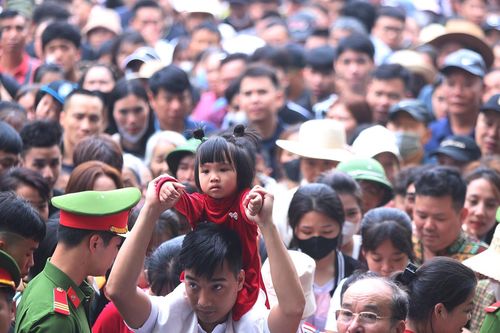 Biển người đổ về Đền Hùng trước ngày chính lễ