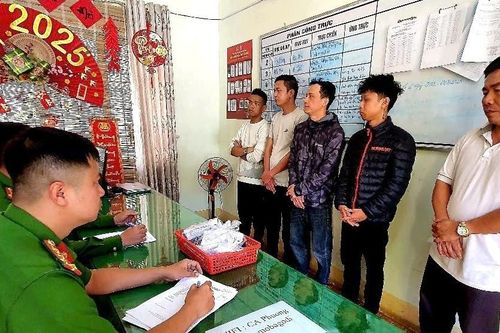 Tài xế, thợ cắt tóc lập sòng đánh bạc giữa hoa viên TP Buôn Ma Thuột