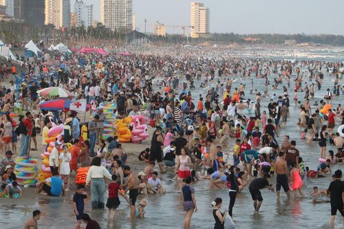 Bãi biển Vũng Tàu đông nghẹt du khách tắm biển ngày thứ hai kỳ nghỉ lễ