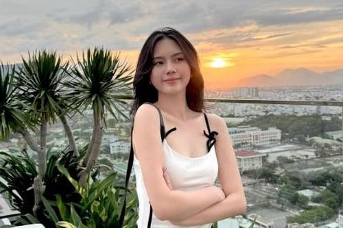 Cuộc sống nàng WAGs 'bí ẩn' nhất showbiz: Chồng chiều, độc lập kinh tế