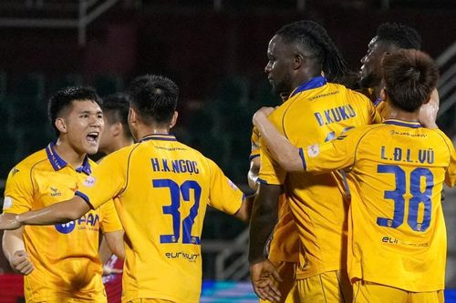 Sông Lam Nghệ An chia điểm với Câu lạc bộ TP. Hồ Chí Minh trên sân Thống Nhất