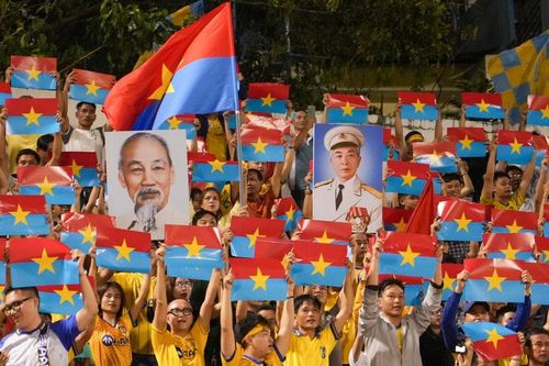 Hội cổ động viên Sông Lam Nghệ An tạo nên hình ảnh đầy cảm xúc trên sân Thống Nhất