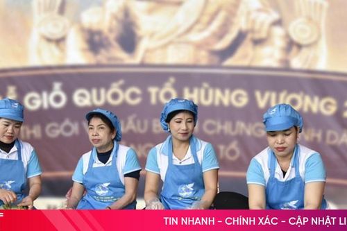 Phụ nữ Hà Tĩnh tranh tài gói và nấu bánh chưng dâng Quốc Tổ Hùng Vương