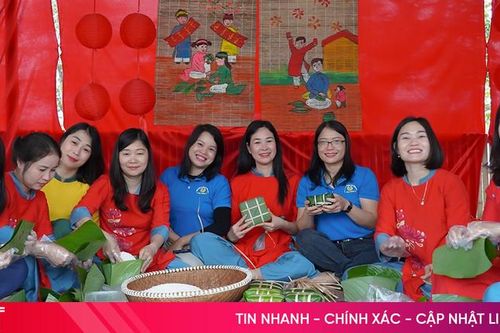 Xem phụ nữ Hà Tĩnh gói 1.200 chiếc bánh chưng, bánh giầy dâng Quốc tổ