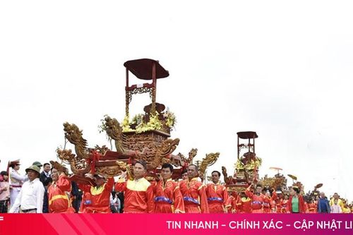 Hàng trăm người dân tham gia lễ rước linh vị Thủy Tổ và Quốc Tổ Hùng Vương