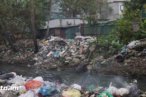 Hà Nội: Ám ảnh với những 'dòng kênh rác' đen kịt, bốc mùi hôi thối