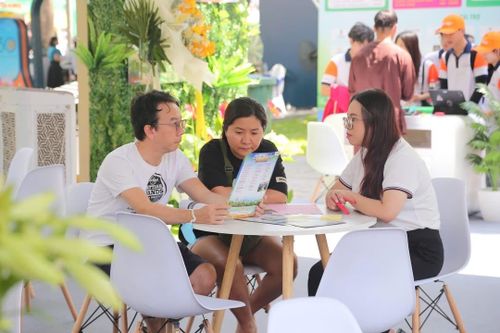 Người dân 'đội nắng' săn tour giá rẻ tại Ngày hội Du lịch TP Hồ Chí Minh