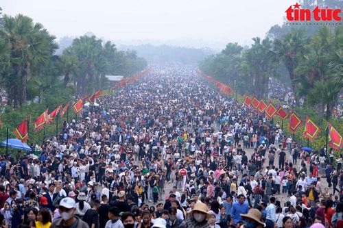 Đền Hùng ken đặc người trước ngày giỗ Tổ Hùng Vương