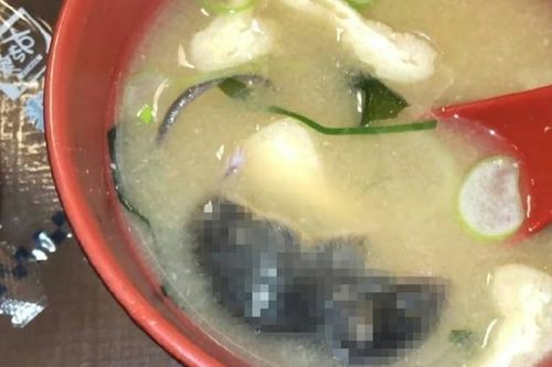 Đang ăn, thực khách bất ngờ phát hiện thứ 'đáng sợ' trong bát canh