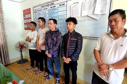 Bắt nhóm tài xế taxi, thợ cắt tóc lập sòng bài ngay giữa hoa viên thành phố