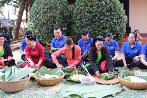 Phố núi gìn giữ hồn dân tộc qua từng chiếc bánh chưng, bánh giầy