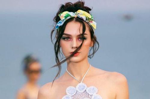 Những lần vợ Bùi Tiến Dũng khoe chân búp bê 'gây sốt' sàn diễn