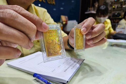 Giá vàng 'nhảy múa' từng giờ, nên xuống tiền hay đợi bão tan?