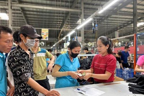 Công đoàn trong một doanh nghiệp ở Định Quán chi trên 440 triệu đồng thưởng lễ cho công nhân lao động