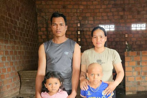 Gia Lai: Xót xa bé trai mắc u não chỉ mong có ngày được quay lại trường học