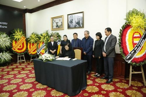 Đoàn đại biểu tỉnh Lai Châu viếng đồng chí Khamtay Siphandone