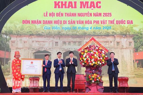 Khai mạc Lễ hội Đền Thánh Nguyễn và đón nhận danh hiệu Di sản văn hóa phi vật thể Quốc gia