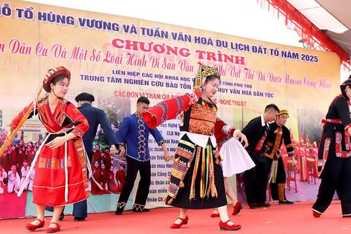 Biểu diễn dân ca và các di sản văn hóa phi vật thể phục vụ du khách