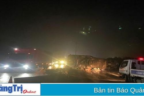Ô tô khách chở 46 người bị lật trên Quốc lộ 1 đoạn qua huyện Hải Lăng