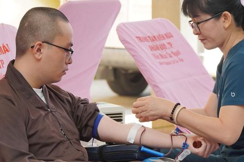 Chư Tăng và Phật tử chùa Vĩnh Nghiêm hiến máu nhân đạo