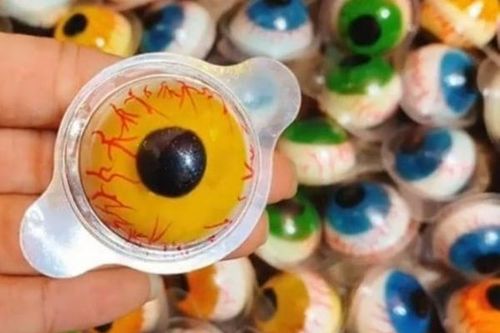 Bé trai 3 tuổi tử vong thương tâm sau khi ăn kẹo dẻo hình… con mắt