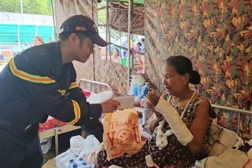 Đoàn CNCH Bộ Công an Việt Nam tiếp tục đến thăm hỏi và trao quà cho các bệnh nhân