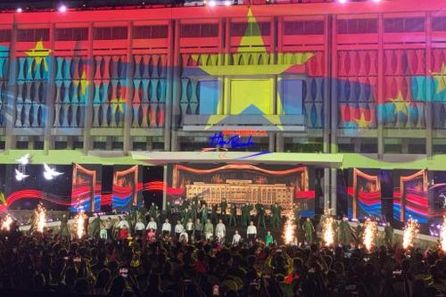 'Bản trường ca hòa bình' tái hiện hành trình 50 năm non sông liền một dải