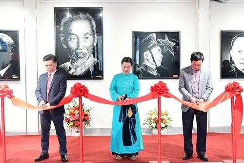 'Sáng trong ngọc kính' khắc họa chân dung những huyền thoại
