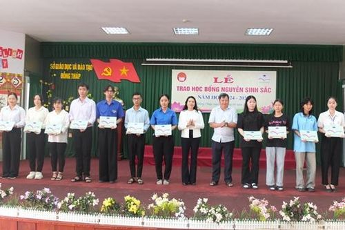 Trao học bổng Nguyễn Sinh Sắc cho 75 sinh viên Cao đẳng, Đại học vượt khó học giỏi