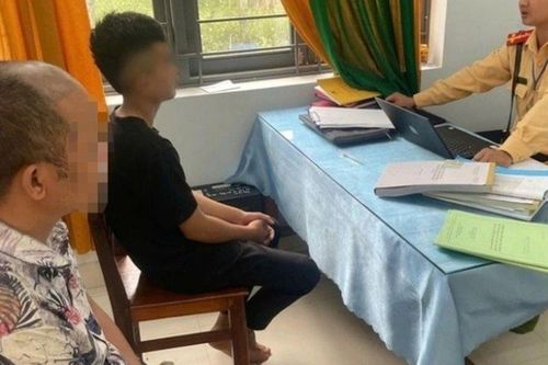 Con bốc đầu xe quay video TikTok, cha đắng đót nhận trát phạt