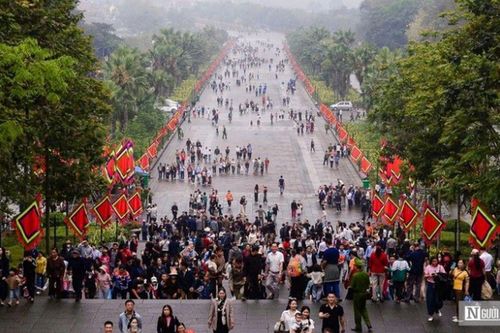 Dòng người đổ về Khu di tích lịch sử Đền Hùng dưới cơn mưa nhỏ
