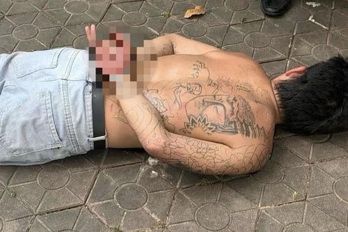 Công an khống chế đối tượng nghi ngáo đá, mang hung khí gây náo loạn trên đường