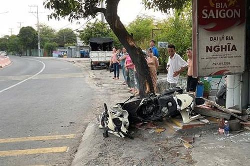Nhân viên công ty thuộc hãng hàng không chạy xe máy lao lên vỉa hè, tử vong