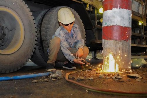 Xuyên đêm di dời loạt cột điện án ngữ tại dự án trọng điểm TP.HCM