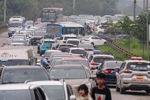 Đường vào Đền Hùng tắc 'không lối thoát', du khách bỏ xe xuống đi bộ