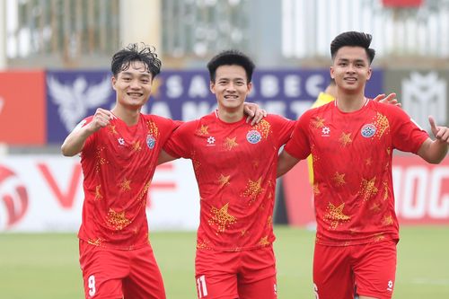 Đội bóng Hạng Nhất cho hậu vệ làm thủ môn, thua trắng 3 bàn